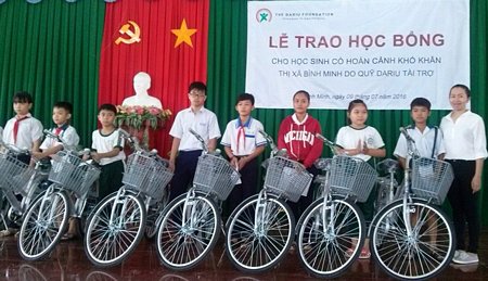 Hội LHPN TX Bình Minh đã vận động được nguồn hỗ trợ từ tổ chức phi chính phủ tặng học bổng, xe đạp cho học sinh nghèo.