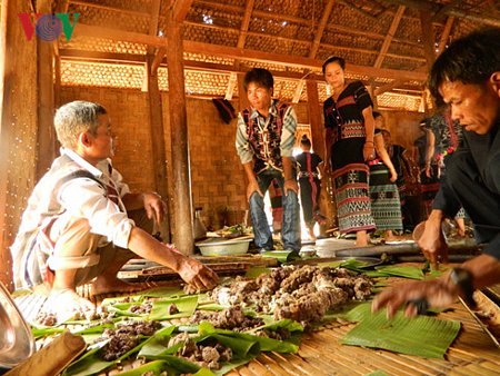 Trưởng thôn Pơrning (xã Lăng, Tây Giang) – Bh’nướch Lạc theo dõi việc chia thịt cho các hộ gia đình trong thôn.