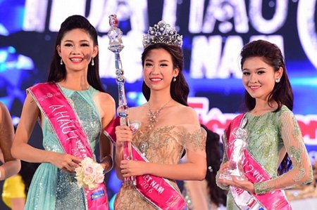 Đỗ Mỹ Linh (giữa) vừa đăng quang Hoa hậu Việt Nam 2016 đã vướng nghi vấn từng chỉnh sửa răng