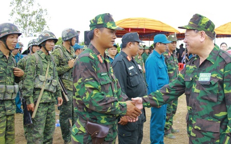 Bí thư Tỉnh ủy- Trần Văn Rón chúc mừng các đơn vị hoàn thành xuất sắc nhiệm vụ diễn tập tác chiến khu vực phòng thủ huyện Bình Tân.