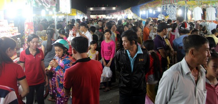 Phiên chợ hàng Việt Nam về nông thôn ở chợ Cái Ngang thu hút khách.