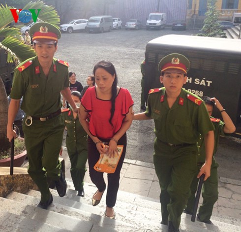 Hoa hậu quý bà Trương Thị Tuyết Nga bị dẫn giải đến phiên toà phúc thẩm sáng 29/12.