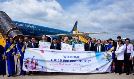 Chuyến bay đưa vị khách quốc tế thứ 10 triệu tới Việt Nam. (Nguồn ảnh: Bộ Văn hóa, Thể thao và Du lịch)