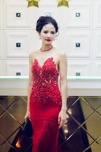 Tham gia làm giám khảo một cuộc thi nhan sắc qua ảnh được tổ chức tại Đắk Lắk, Hoa hậu Trần Thị Quỳnh thu hút nhiều ánh nhìn.