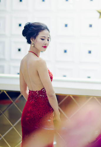 Trần Thị Quỳnh khoe vẻ đẹp gợi cảm với 2 thiết kế dạ hội màu đỏ và xanh dương.