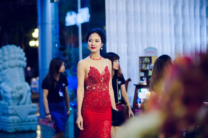 Lựa chọn hai bộ đầm dạ hội lộng lẫy, Trần Thị Quỳnhkhoe được vóc dáng cao, thanh mảnh và nét kiêu kỳ của mình. 