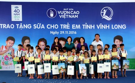 Phó Chủ tịch nước Đặng Thị Ngọc Thịnh tặng 200 suất học bổng từ Quỹ Bảo trợ trẻ em Việt Nam cho học sinh nghèo vượt khó của huyện Trà Ôn.