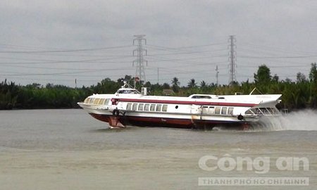 Tàu cánh ngầm đang hành trình trên sông Dinh Vũng Tàu
