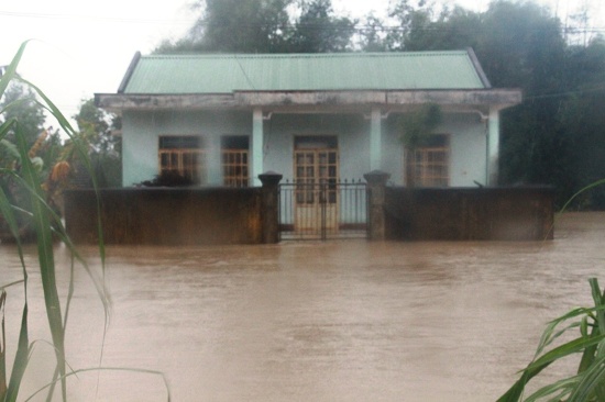 Trạm thủy văn ở Trà Câu ngập gần nữa nhà.