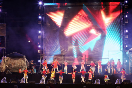 Cùng các vũ điệu sôi động do vũ đoàn Hoàng Thông (TPHCM) và vũ đoàn Sắc Việt trình diễn.