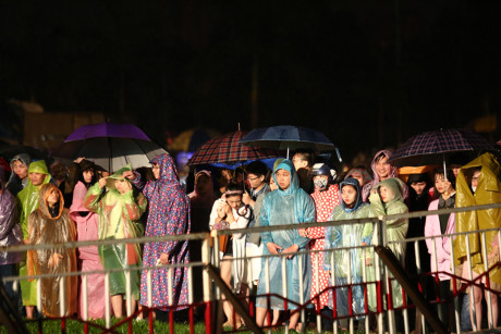 Hàng ngàn người dân và du khách vẫn không quản ngại thời tiết bất lợi, họ vẫn mặc áo mưa và che ô đến tham dự chương trình.