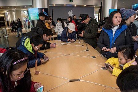 Bên trong cửa hàng Apple Store tại Bắc Kinh. Ảnh: New York Times. 