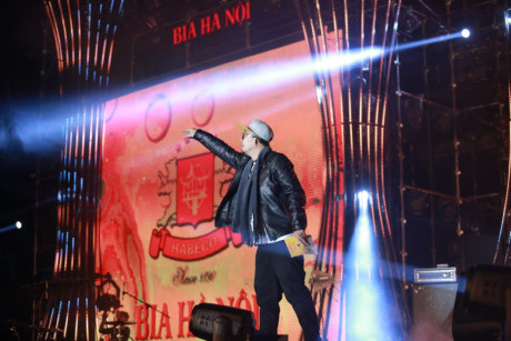 Rapper Hà Lê hứng khởi trong vai trò MC cho đêm nhạc được tài trợ bởi Công ty Bia Hà Nội. (Ảnh: Dương Minh Tâm)
