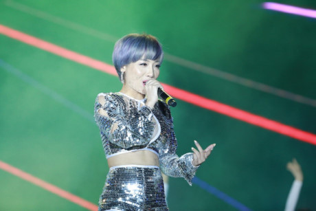 Một nữ ca sỹ khác là Hằng Bingboong cũng thể hiện lại ca khúc 'Rời' phiên bản EDM. (Ảnh: Dương Minh Tâm)