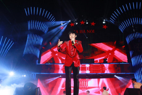 Rocker Nguyễn lần đầu xuất hiện trên sân khấu lớn đã thể hiện lại ca khúc 'Quá khứ còn lại gì' phiên bản EDM sôi động nhưng không kém phần ngọt ngào. (Ảnh: Dương Minh Tâm)