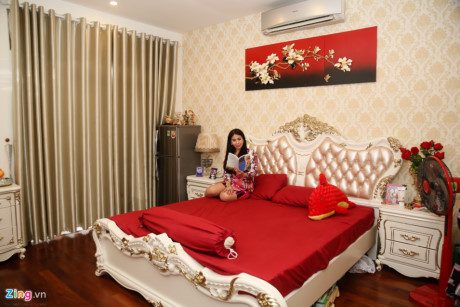 Tầng một gồm phòng của ba mẹ Lý Hùng và diễn viên Lý Hương. Nữ diễn viên dù sống ở Mỹ nhưng vẫn được anh trai thiết kế một phòng riêng trong căn hộ. 