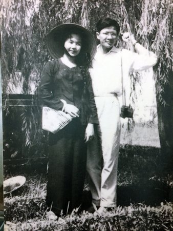 Nghệ sỹ ưu tú Đức Lưu và cố giáo sư-tiến sỹ Trần Hạ Phương trên đường Cổ Ngư (Hà Nội) vào đúng dịp 20/11/1961. (Ảnh: Nghệ sỹ cung cấp)