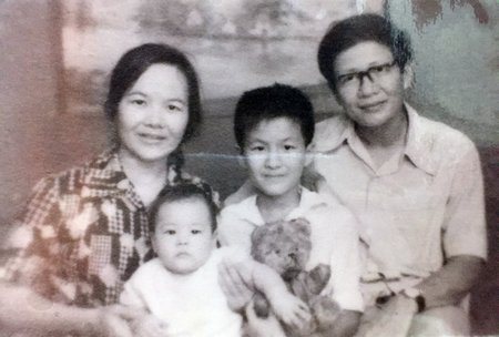 Nghệ sỹ ưu tú Đức Lưu bên chồng và hai con trai. (Ảnh: Nghệ sỹ cung cấp)