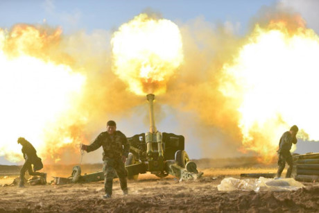 Thành viên nhóm chiến binh PMF bắn về phía phiến quân IS ở phía tây thành phố Mosul, Iraq. Đây là giai đoạn 2 của cuộc chiến giành lại Mosul.