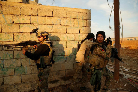 Lực lượng quân sự Iraq ẩn nấp trong cuộc đụng độ với chiến binh IS ở phía bắc Mosul.
