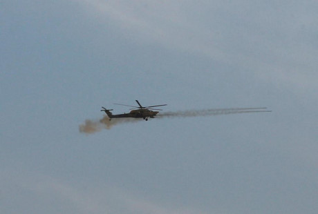 Trực thăng của không quân Iraq bắn tên lửa trong một cuộc giao tranh với IS ở phía bắc Mosul.