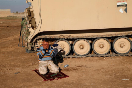 Một binh sĩ Iraq cầu nguyện trong thời gian chiến sự ở phía bắc Mosul.