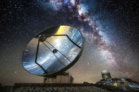 Zuckerberg, Hawking và Milneront đầu tư hơn 100 triệu USD trong dự án Breakthrough Starshot sử dụng kính thiên văn hiện đại nhất thế giới để phát hiện những tín hiệu từ không gian.