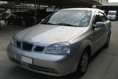 Daewoo Lacetti là mẫu sedan được người tiêu dùng Việt Nam biết đến thông qua hình thức nhập khẩu. Ở thị trường xe cũ, mẫu xe này ấn tượng bởi kiểu dáng hiện đại cùng mức giá khả rẻ (Ảnh: otos.vn)