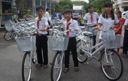 Từ chương trình, đã trao 30 chiếc xe đạp đến học sinh nghèo vượt khó.