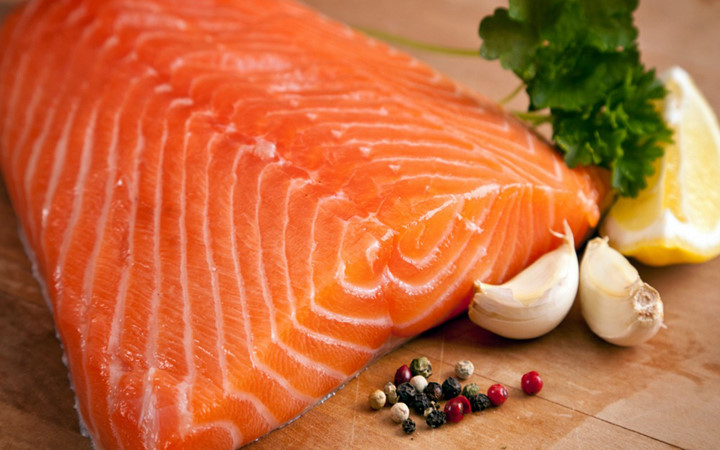 Cá hồi giàu Omega 3 acid béo không bão hòa, có thể làm giảm triglyceride và tăng mật độ lipoprotein cholesterol, tăng độ đàn hồi mạch máu.