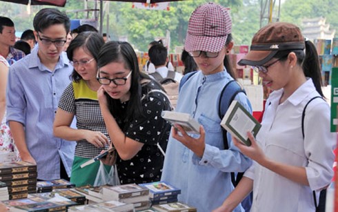 Hội sách mùa thu 2016 có hàng vạn lượt người tham quan, mua sách.    (Ảnh: T.C)