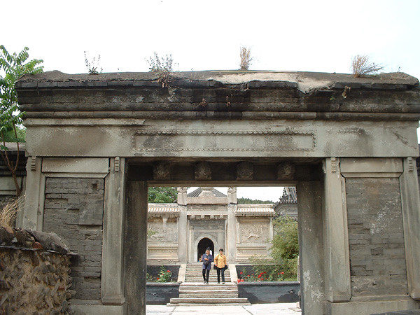 Ngôi mộ của vị thái giám Tian Yi bị phá hủy nhiều trong thời kỳ chiến tranh. Người ta tin rằng vị thái giám đã chôn nhiều của cải tại lăng mộ nên nơi này bị cướp phá khá nhiều nhưng may rằng phần di tích vẫn còn khá nguyên vẹn.