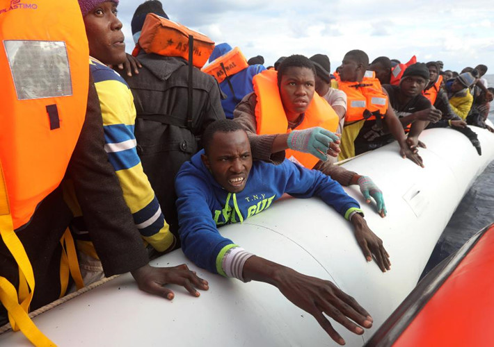 Trên chiếc thuyền cao su chật cứng người di cư mang theo hy vọng về ước mơ đổi đời ở châu Âu.