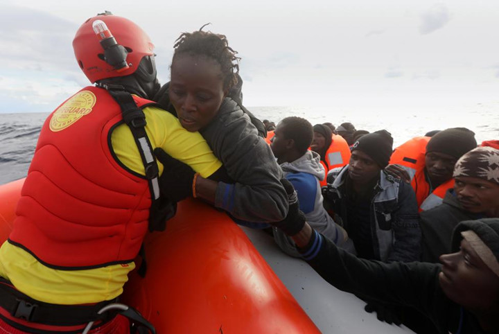 Trên chiếc thuyền cao su chở 112 người có 2 phụ nữ đang mang thai. Tàu của lực lượng Hải quân Italy có mặt tại hiện trường nơi phát hiện chiếc thuyền cao su chở 112 người lênh đênh trên biển.