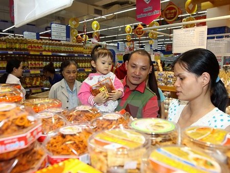 Người tiêu dùng mua sắm hàng Tết tại siêu thị Co.opmart. (Ảnh: Thanh Vũ/TTXVN)