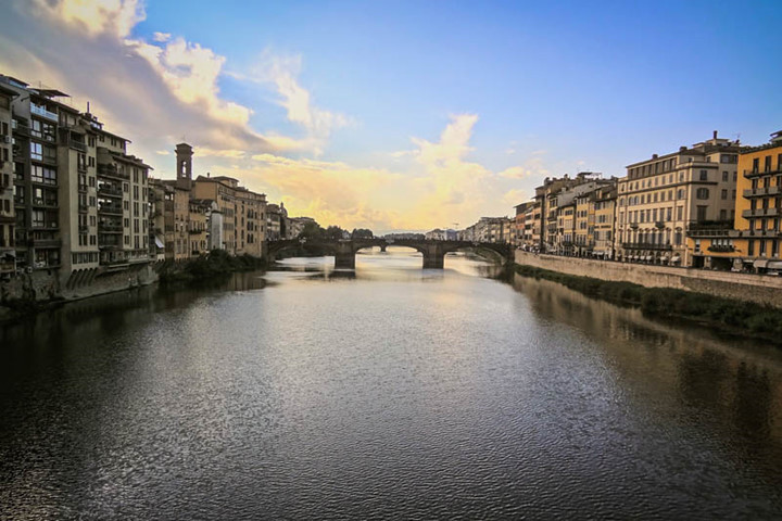 Florence giống như một câu chuyện cổ tích mà bạn sẽ không bao giờ muốn bước ra khỏi đó. Thành phố đem đến những giá trị nghệ thuật, thời trang, ẩm thực độc đáo, là điểm đến cho bất kỳ ai yêu văn hóa.