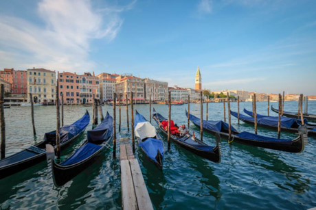 Venice: Với những trung tâm thương mại hấp dẫn, những con kênh nổi tiếng thế giới, các con phố nhộn nhịp và cả quảng trường tuyệt đẹp, Venice là nơi hoàn hảo để bạn dừng chân và ngắm nhìn thế giới.