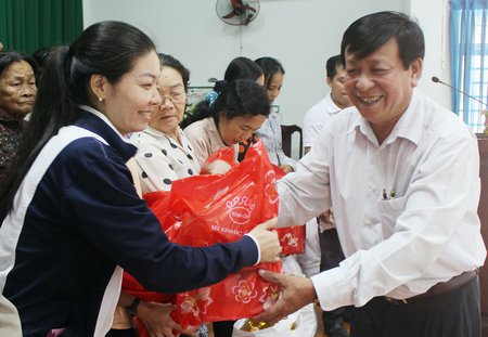 Ông Đoàn Văn Hùng- Chủ tịch UBMTTQ TP Vĩnh Long đến dự và trao quà Tết cho thành viên CEP. 