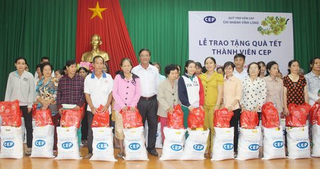 Dịp Tết Đinh Dậu 2017, Quỹ CEP chi nhánh Vĩnh Long dành nhiều phần quà cho các thành viên. 