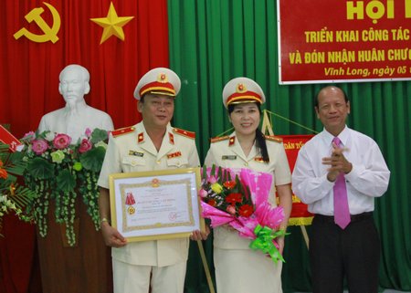 Thừa ủy quyền của Chủ tịch nước, Phó Bí thư Thường trực Tỉnh ủy- Trương Văn Sáu trao Huân chương Lao động hạng nhì cho ngành kiểm sát tỉnh.