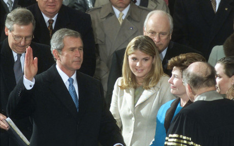 Tổng thống George W. Bush (Bush con) tuyên thệ nhậm chức Tổng thống Mỹ ngày 20/1/2001. (Ảnh: News makers)