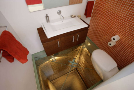 Phòng tắm sàn kính phía trên một trục thang máy dành cho những người thích cảm giác mạnh.