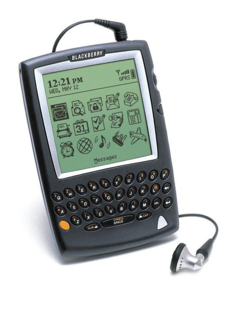 Trình làng vào ngày 4/3/2002, BlackBerry 5810 không gây ấn tượng bởi vẻ ngoài như một chiếc hộp nhưng lại chứa đầy đủ chức năng như gọi điện, nhắn tin, email, duyệt web...Ảnh: Cnet.