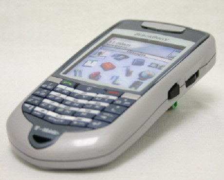 Năm 2004, BlackBerry ra mắt chiếc BlackBerry 7100T với vẻ ngoài mảnh mai hơn nhiều các sản phẩm trước đó. Vẻ ngoài nhỏ nhắn đó cũng chính là nguyên nhân BlackBerry sử dụng bàn phím 1/2 QWERTY thay cho bàn phím QWERTY huyền thoại. Ảnh: Tomshardware.