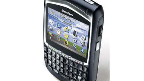 Sở hữu bàn phím QWERTY nguyên cỡ, vi xử lý Intel, BlackBerry 8700 trở thành dòng máy đắt hàng nhất năm 2005. Ảnh: Cnet.