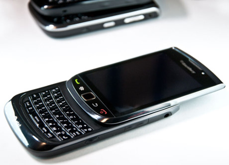 Torch 9800 là một trong những điện thoại BlackBerry thành công nhất trong lịch sử khi sở hữu màn hình cảm ứng dạng trượt, kích thước 3.2 inch. Ảnh: CIO.