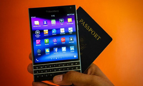Ra đời vào tháng 9/2014, BlackBerry Passport hút người dùng bởi thiết kế khá 