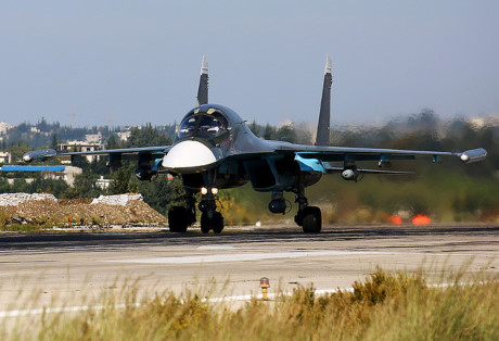 Một chiếc Su-34 vừa hạ cánh xuống căn cứ Không quân Hmeymim. Ảnh: TASS