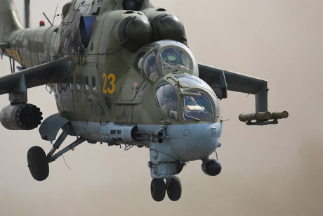 Để bảo vệ căn cứ Không quân Hmeymim, Nga cũng điều sang cả trực thăng chiến đấu Mi-24... Ảnh: TASS 