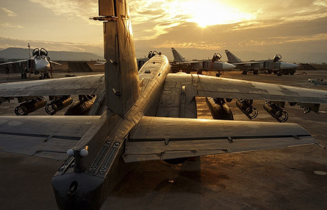 Một loạt các máy bay ném bom chiến lược, cường kích và tiêm kích của Nga tại căn cứ Không quân Hmeymim. Ảnh: TASS